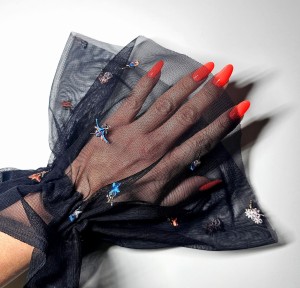 Rękaw do zdjęć tiul czarny z kolorowym haftem