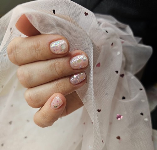 tiul jasny róż z błyszczącymi serduszkami.jpg